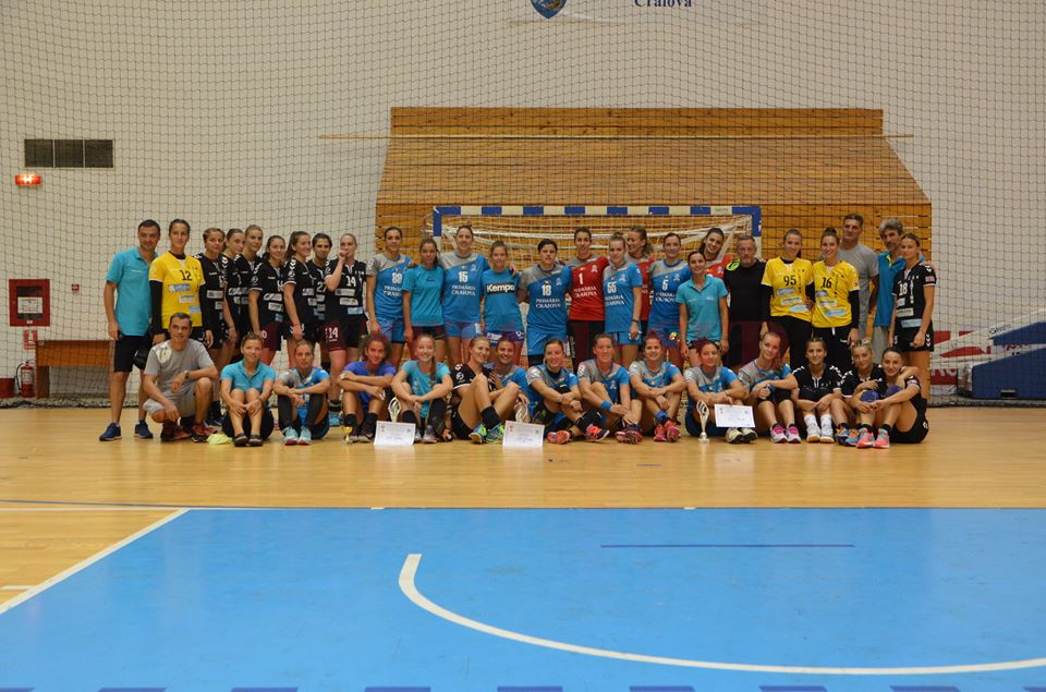 Handbalistele de la SCM Craiova şi CSM Slatina au făcut o poză de grup la finalul turneului