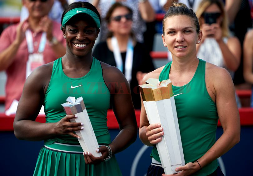 Simona Halep (dreapta) a învins-o în finală pe Sloane Stephens