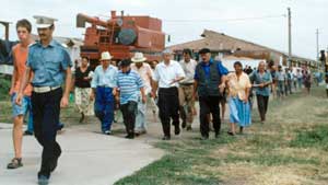 Cu politia in fata, taranii pornira sa-l ia de guler pe frantuz