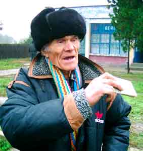 Ion Pindaru de 75 de ani: „Eu sint din satul Gogosesti, satul prefectului Calin, care mi-e si nepot. Am votat cu da si pentru mine, si pentru baba, ca ea n-a putut sa vie la votare. I-am luat buletinul si am dat cu stampila. N-am votat ni