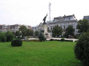 Monumentul din centrul orasului, inchinat eroilor cazuti pe cimpul de lupta