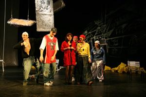 Scena din piesa de teatru „Doi pinguri“