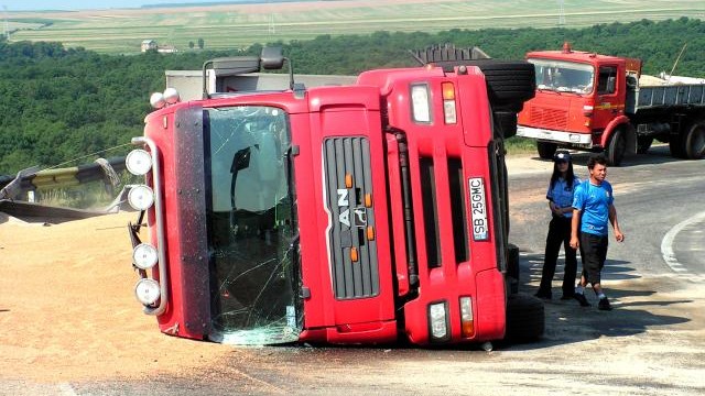 Un șofer român a provocat haos pe o autostradă din Franța, după ce a adormit la volan. S-a răsturnat cu TIR-ul și a împrăștiat pe drum 9 tone de portocale