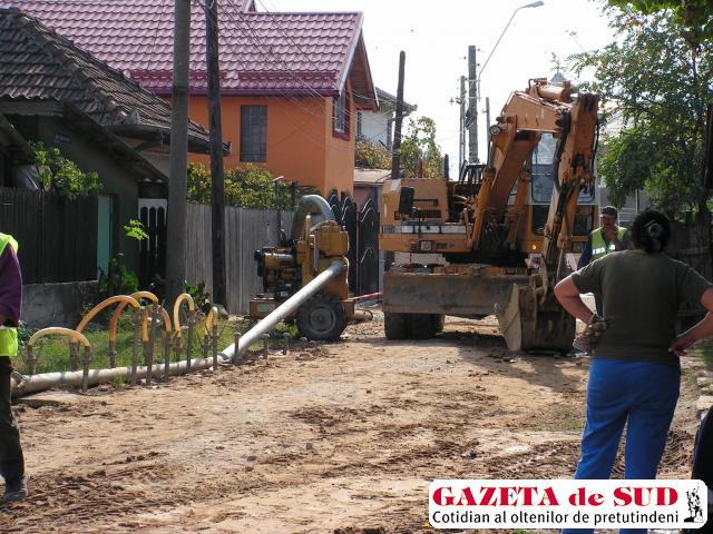 Muncitorul şi-a pierdut viaţa după ce roţile excavatorului au trecut peste el