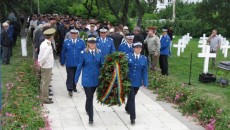 Zeci de coroane de flori au fost depuse ieri la monumentul din Cimitirul Eroilor din Slatina