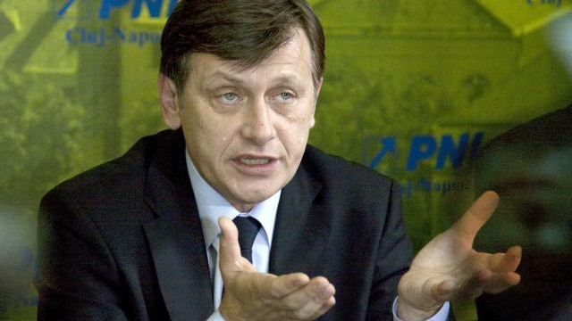 Crin Antonescu: PNL este pândit de ridicol – Ciucă nu se potrivește cu imaginea de scriitor. „Semidocți” în conducerea partidului