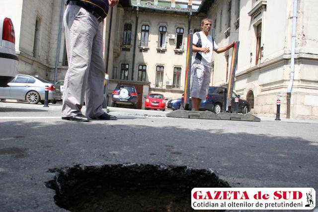 Asfaltul din faţa Prefecturii Dolj s-a prăbuşit