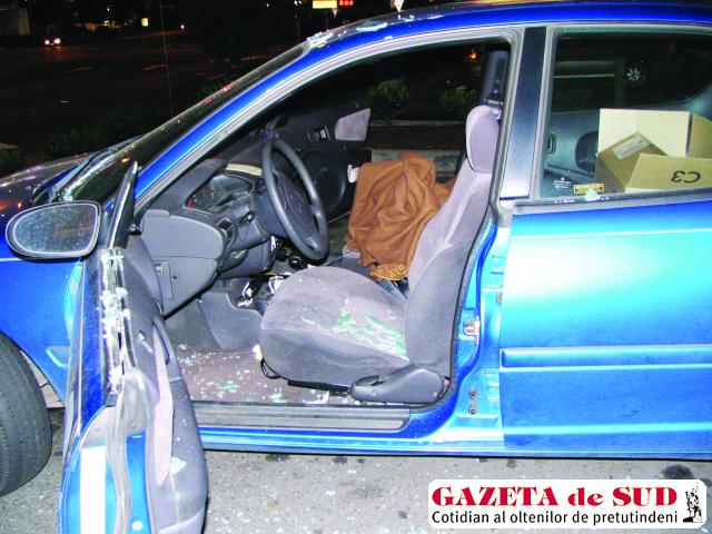 E nevoie de doar câteva secunde pentru ca hoţul să spargă geamul portierei şi să ia din interior obiectele de valoare lăsate la vedere