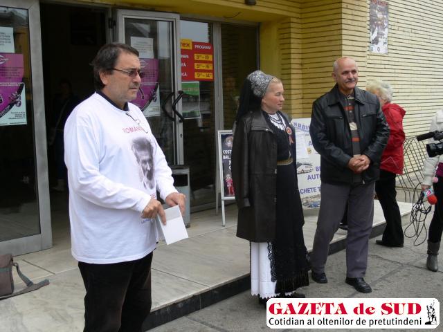 Poetul Laurian Stănchescu şi interpreta de muzică populară  Elena Moisescu au reuşit să strângă aproape 500 de lei