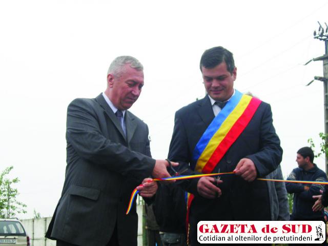 Ion Prioteasa, preşedintele CJ Dolj, împreună cu Cornel Teodor, primarul comunei Afumaţi, au inaugurat ieri drumul care face legătura între Boureni şi Covei