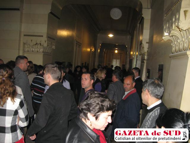 Angajatii CJ Dolj protesteaza pe holul institutiei