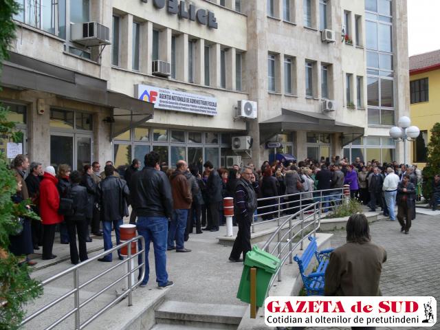 Şi finanţiştii mehedinţeni au declanşat astăzi un protest