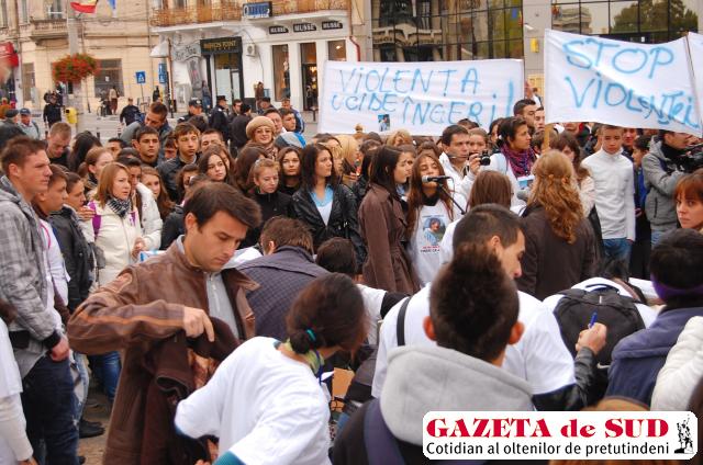 Liceeni craioveni s-au adunat în faţa Teatrului Naţional pentru a-i aduce un omagiu lui Andrei Goreci şi pentru a milita împotriva violenţei