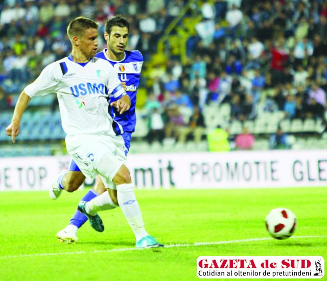 Căpitanul gorjenilor (în alb), Mihai Pintilii, speră ca Pandurii să nu piardă în Ghencea