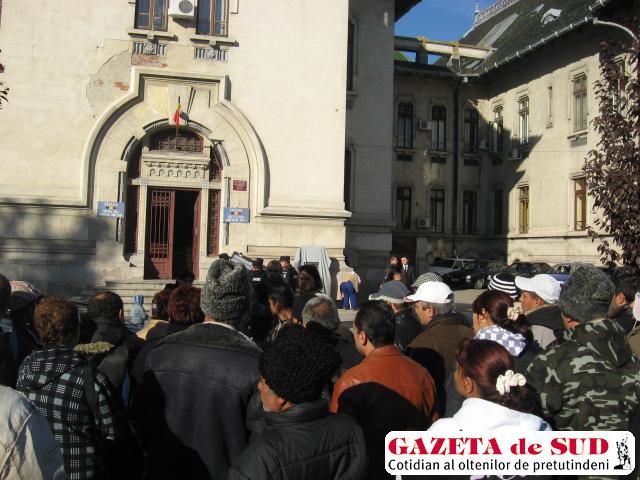 Comerciantii nemultumiti s-au adunat in fata Prefecturii Dolj