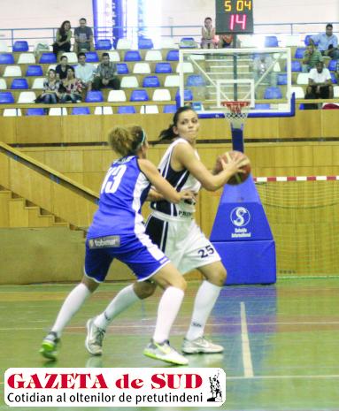 Antrenorul are aşteptări mari de la Janina Simionca (în alb)