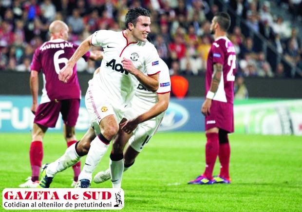 Robin Van Persie (în alb) şi-a arătat clasa în jocul de la Cluj