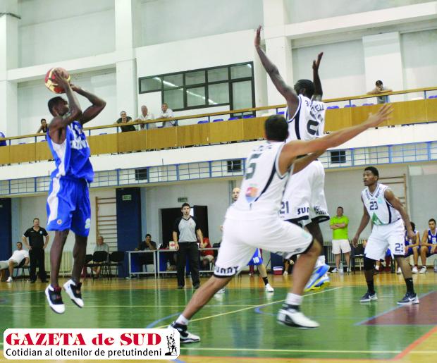 LeVar Seals (la minge) este unul dintre principalii marcatori ai echipei craiovene