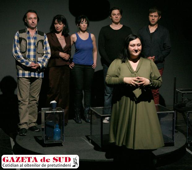 Repetiţie la „Photoshop“ la TNC, în octombrie 2012, de la stânga la dreapta, în plan secund: Angel Rababoc, Anca Dinu, Iulia Lazăr, Alex Calangiu, Marian Politic, şi Raluca Păun în prim-plan