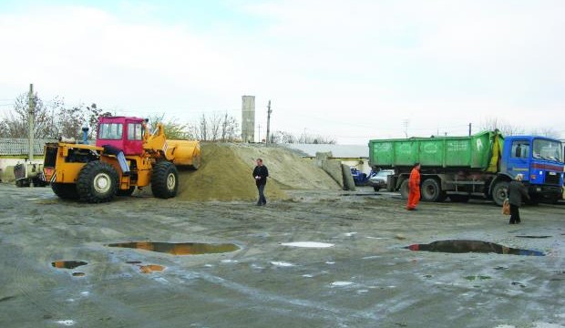 Salubritatea şi-a făcut stocuri de materiale antiderapante