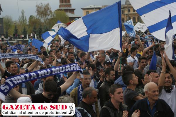 În aprilie 2012 fanii Universităţii Craiova s-au adunat în centrul oraşului pentru a-şi manifesta susţinerea pentru echipă