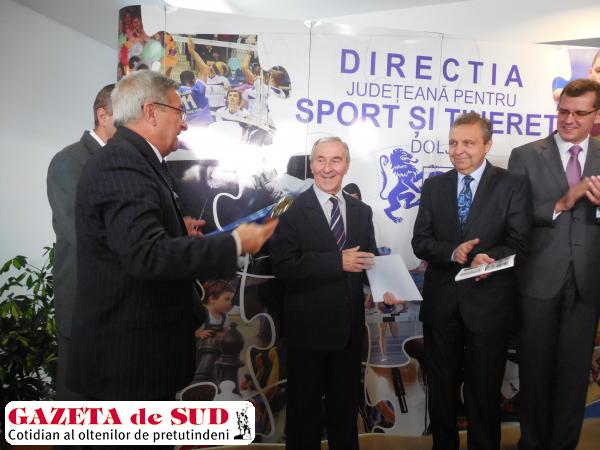 Profesorul Aurel Daneş (în centru) a primit o diplomă şi o medalie de la Nicolae Cojocaru, preşedintele Asociaţiei Profesorilor de Educaţie Fizică şi Sport din Dolj