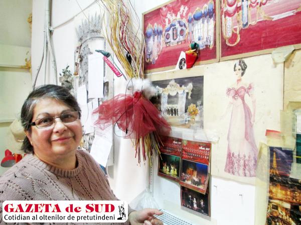 Butaforul Mădălina Boşoteanu, înconjurată de câteva dintre schiţele dragi ei