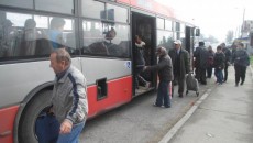 În staţia RAT din cartierul craiovean Izvorul Rece, aşteptarea autobuzelor se prelungeşte minute bune