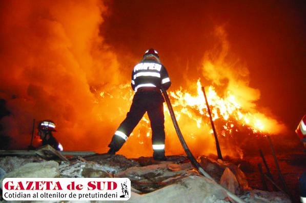 Pentru că exista pericolul ca flăcările să se extindă şi la imobilele vecine au fost solicitaţi şi pompierii de la ISU Drobeta