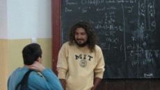 Informaticianul Mihai Pătrașcu susținând un seminar la Universitatea din București, în 2012