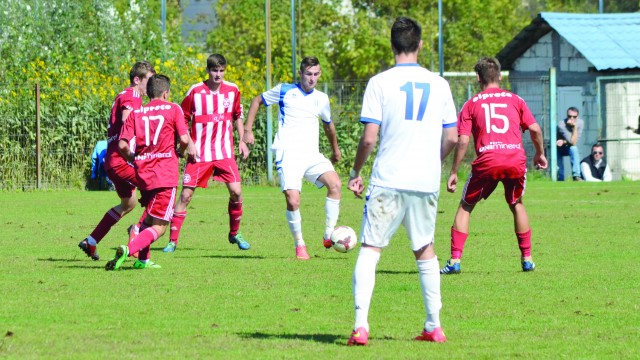 Sergiu Jurj (la minge) a greşit multe pase în meciul cu FC Olt Slatina