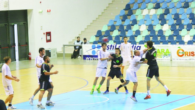Handbaliştii de la CS Universitatea (în alb) au acumulat şase puncte după victoria cu Braşovul 