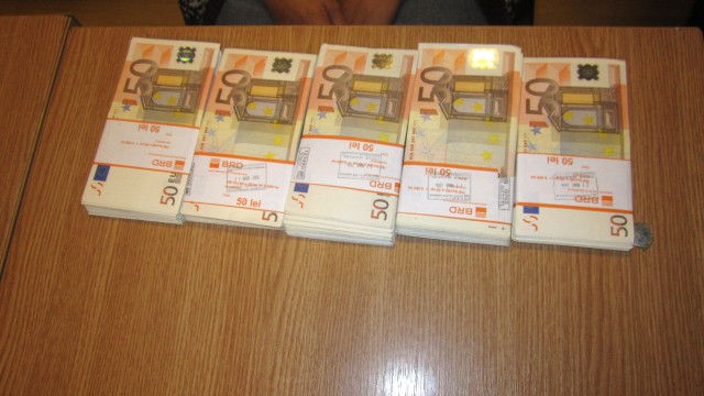 Cei 28.000 de euro au fost recuperați de polițiștii craioveni și înapoiați femeii