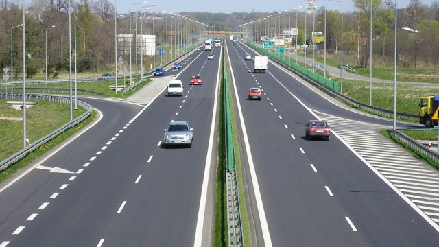 Masterplanul de Transport cuprinde o autostradă, Craiova - Piteşti, şi două drumuri expres, Craiova - Alexandria - Bucureşti şi Lugoj - Craiova. Acestea vor fi finanţate din fonduri europene  în perioada 2014 - 2030. Autorităţile române au pus accentul pe drumuri expres şi nu pe autostrăzi, pe motiv că ar costa mai puţin şi nu diferă cu mult de autostrăzi. De exemplu, aşa arată drumul expres S1, în Polonia, în apropiere de Bielsko Biala