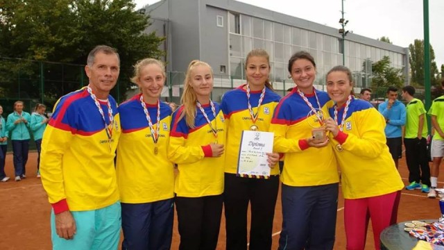 Săptămâna trecută, Ioana Roșca (a doua din dreapta) a devenit campioană națională, cu echipa Politehnicii București