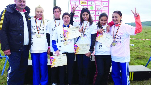 Elena Moagă (centru) a adus primele două medalii de aur în vistieria CSM Craiova, la individual şi cu echipa
