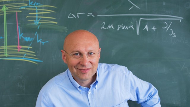 Stefan W. Hell este director al Institutului pentru Chimie şi Biofizică Max Planck din Göttingen