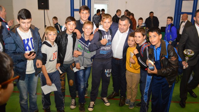 La Filiaşi, unde s-au desfăşurat semifinalele Cupei României, elevii au venit în număr mare să se întâlnească cu Doroftei (foto: Florin Chiliman)