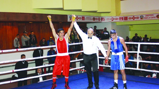 Sandu Toboşaru (în roşu) l-a învins în finală pe colegul său de la CSM Craiova, Viorel Fîciu