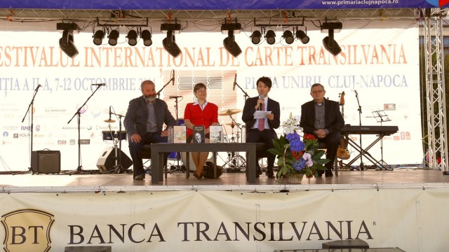 De la stânga la dreapta: Valentin Ajder (editor Eikon), Anca Focşeneanu, Nobumitsu Takamatsu (ataşat cultural al Ambasadei Japoniei în România), Ion Jianu