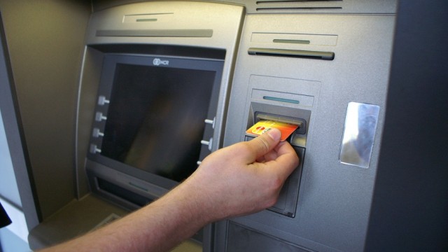 Cei zece inculpați au fost acuzați de procurorii DIICOT că montau aparatură pe bancomate pentru a copia datele cardurilor de credit
