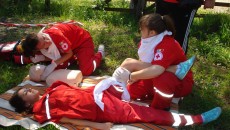 Aproximativ 4.000 de tineri vor învăţa să acorde primul ajutor în cadrul campaniei "Fii informat! Fii voluntar! Fii Crucea Roşie!" (Foto: crucearosie.ro)