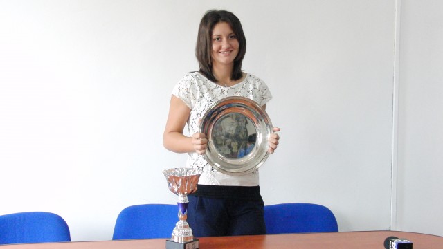 Ioana Roșca a pozat cu trofeul obținut la Roland Garros