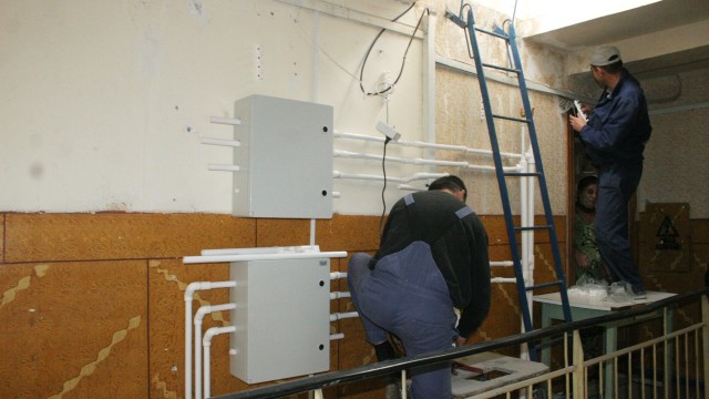 Mulți craioveni își scot coloanele de apă rece pe casa scării