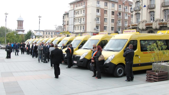 Cele 12 microbuze școlare care au fost repartizate județului Dolj