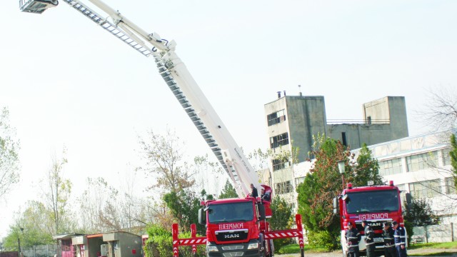 Pompierii din Dolj au primit ieri două mașini de intervenție care le vor îmbunătăți capacitatea de răspuns în situații de urgență