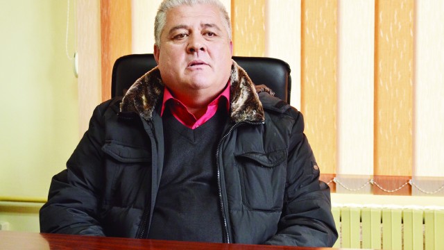 Primarul din Leu, Iulian Cristescu, neagă acuzațiile aduse și spune că, de fapt, nu l-a bătut pe reprezentantul ACL, ci i-a luat apărarea în fața oamenilor din comună