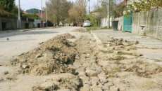 Strada Țărăncuței este spartă de mai bine de un an pentru introducerea sistemului de canalizare