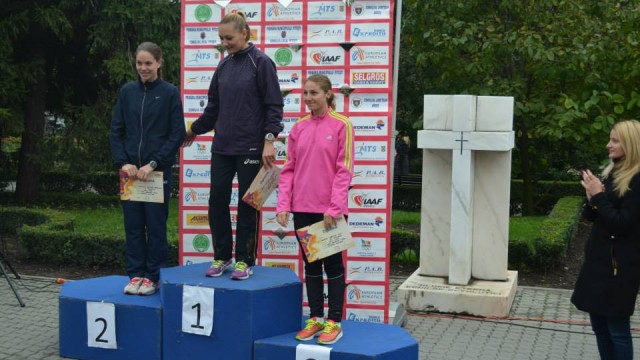 Claudia Ştef (CSM Craiova) a câştigat cursa senioarelor, iar eleva sa, Adriana Enache, s-a clasat pe locul doi
