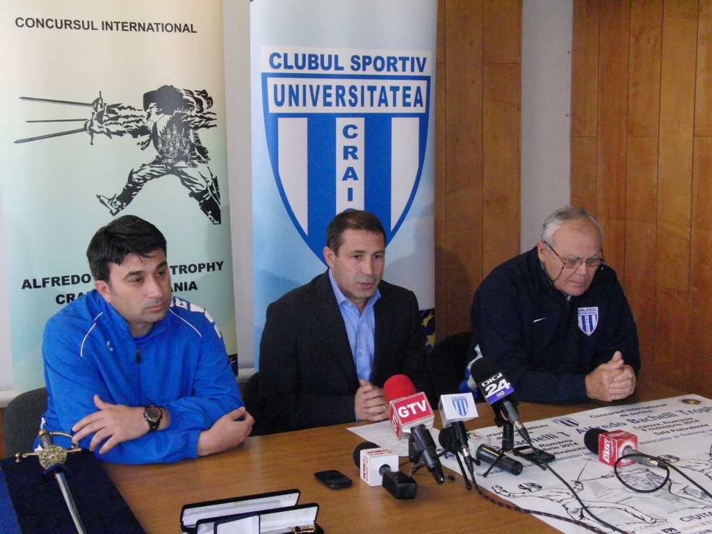 Cătălin Brândușoiu (director adjunct la LPS „Petrache Trișcu), Pavel Badea (director la CS Universitatea Craiova) și Mircea Alecu (antrenor emerit de spadă la CS Universitatea) au vorbit despre ediția a patra a turneului internațional „Alfredo Bachelli”, care va avea loc sâmbătă, la Sala Polivalentă